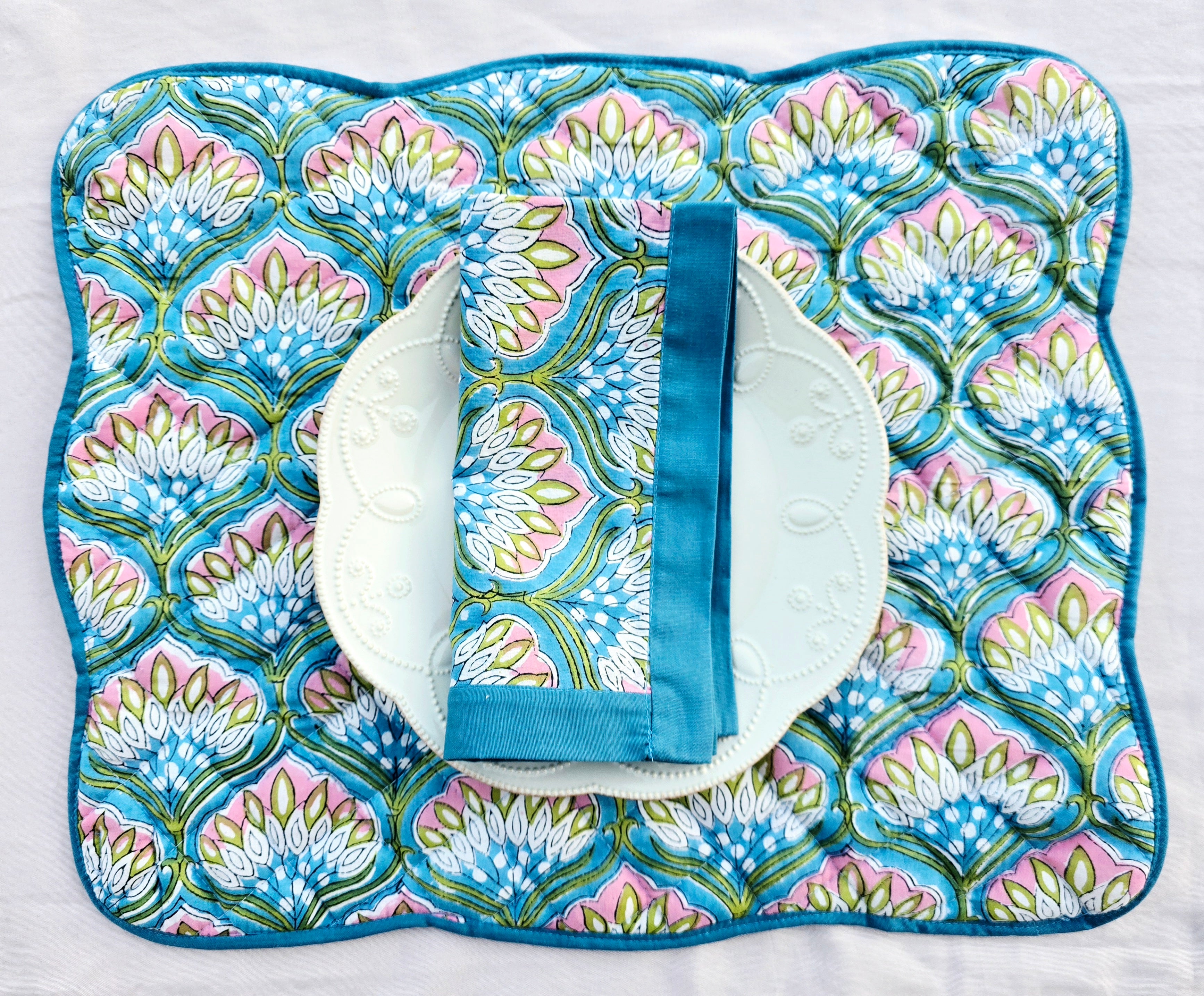 Cotton quilted placemat with floral pattern with scalloped side
